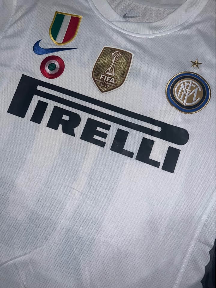 Wesley Sneijder Inter Milan 2010/11 Away Kit (L)